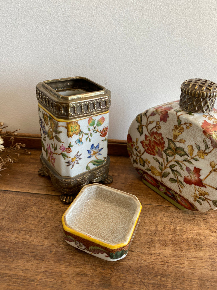 Flacon et pot en porcelaine craquelée Wong Lee 1895