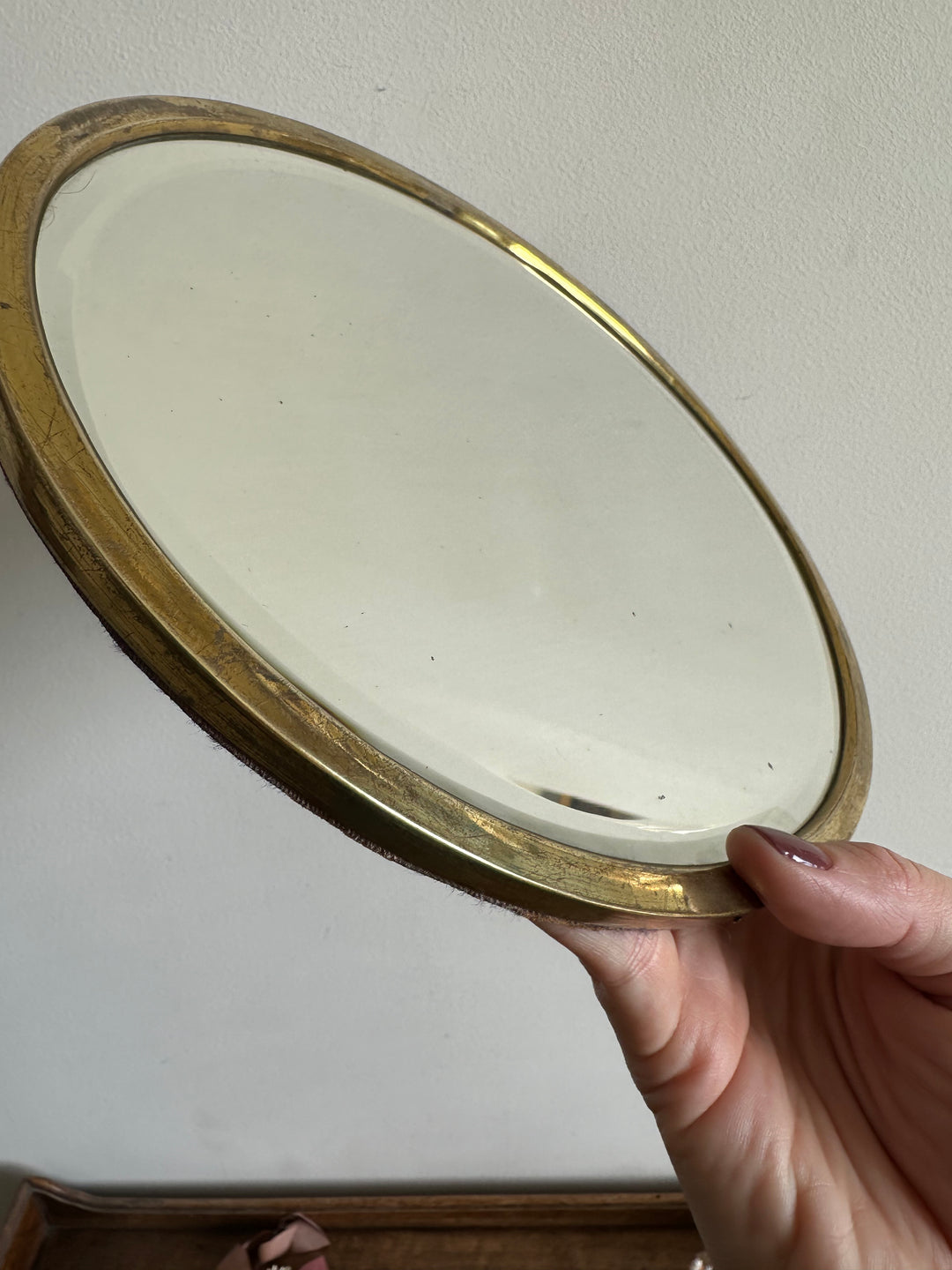 Miroir ovale biseauté à poser armature en laiton