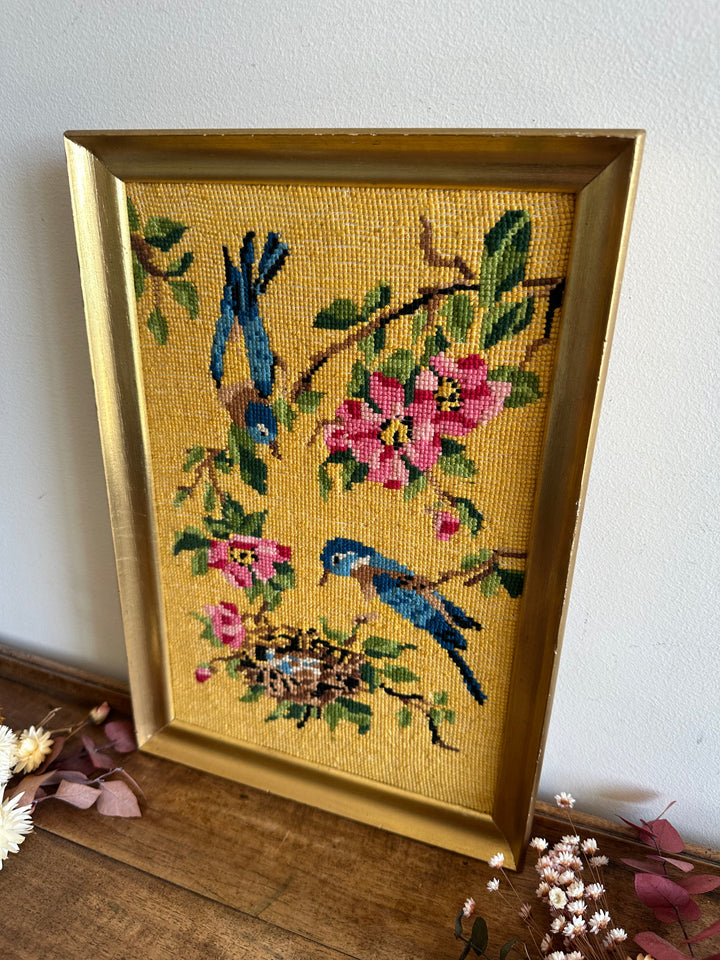 Broderie oiseaux sur fond jaune