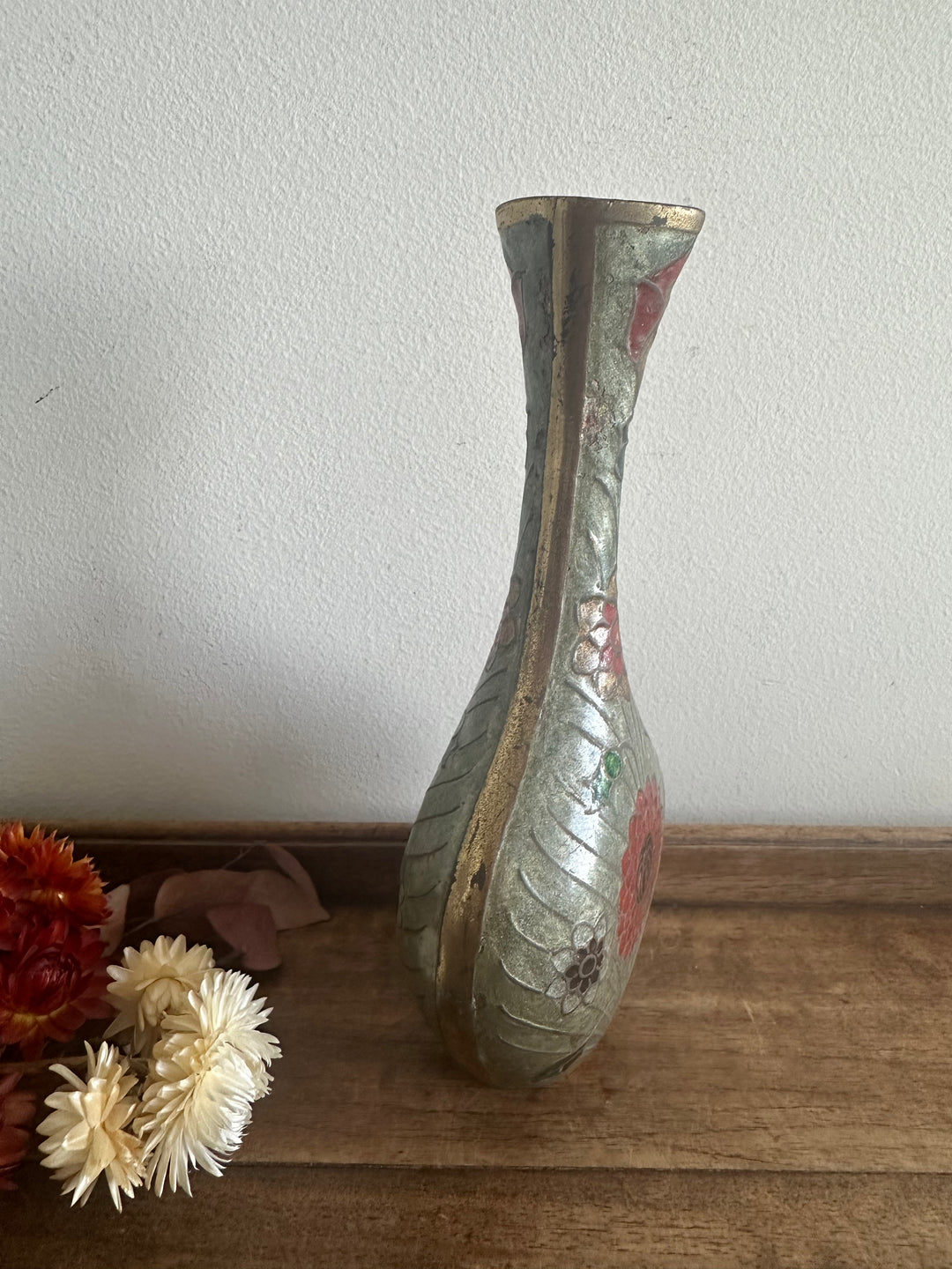 Vase en laiton émaillé motif fleurs rouges