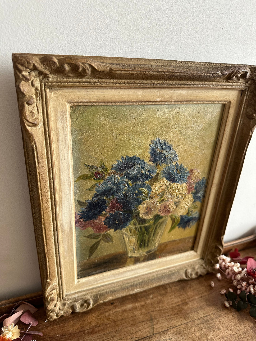 Peinture bouquet de fleurs bleues et blanches encadrée années 50