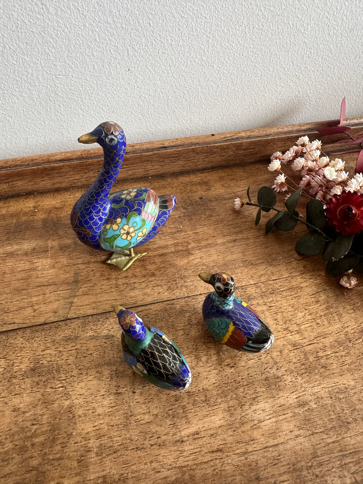 Trio de canards en laiton cloisonné émaillé