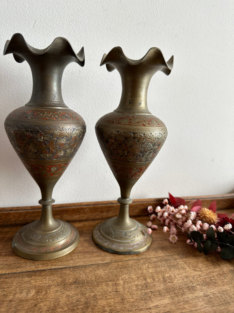 Vases en laiton sur pied gravés