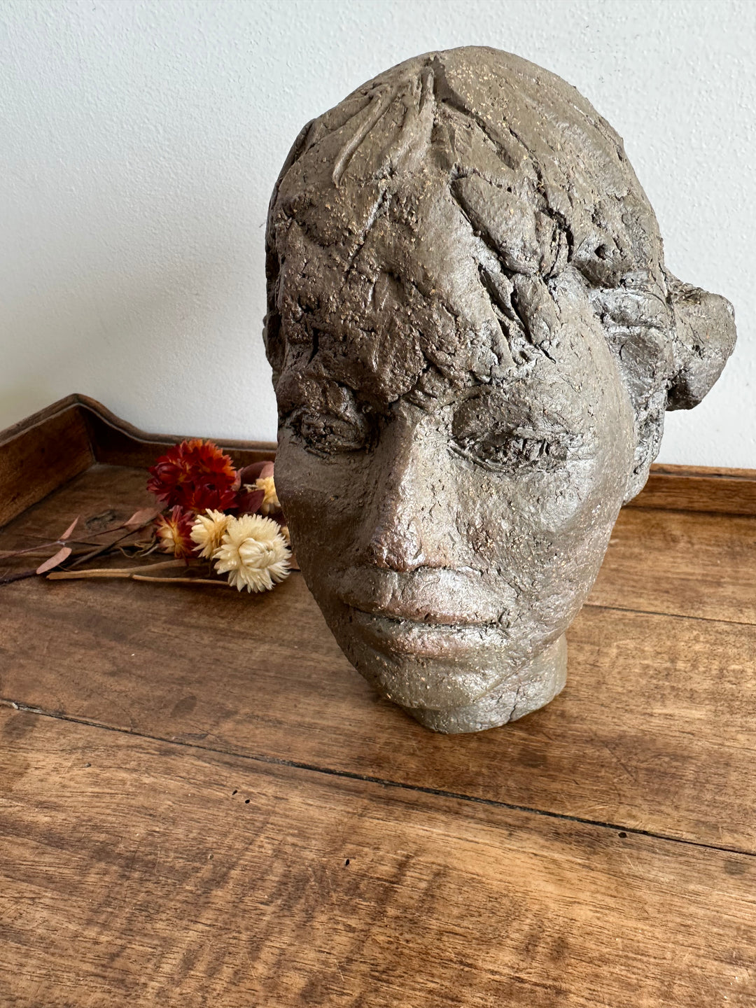 Sculpture en argile visage jeune femme