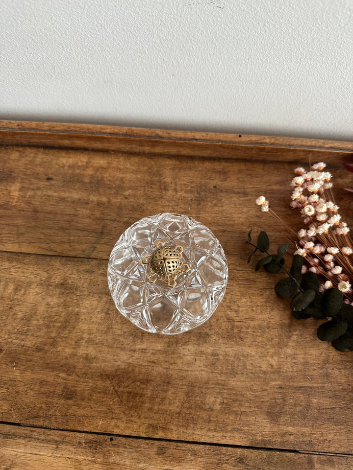 Bonbonnière en cristal surmontée d'une petite fraise