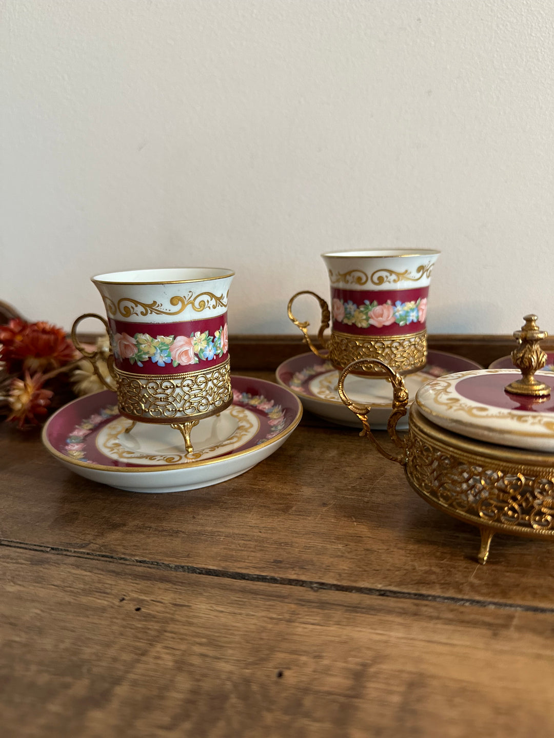 Tasses à café en porcelaine Décor de Paris armature en métal doré années 50