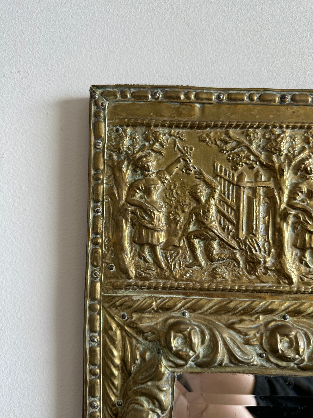 Miroir biseauté rectangulaire années 30 recouvert de laiton repoussé