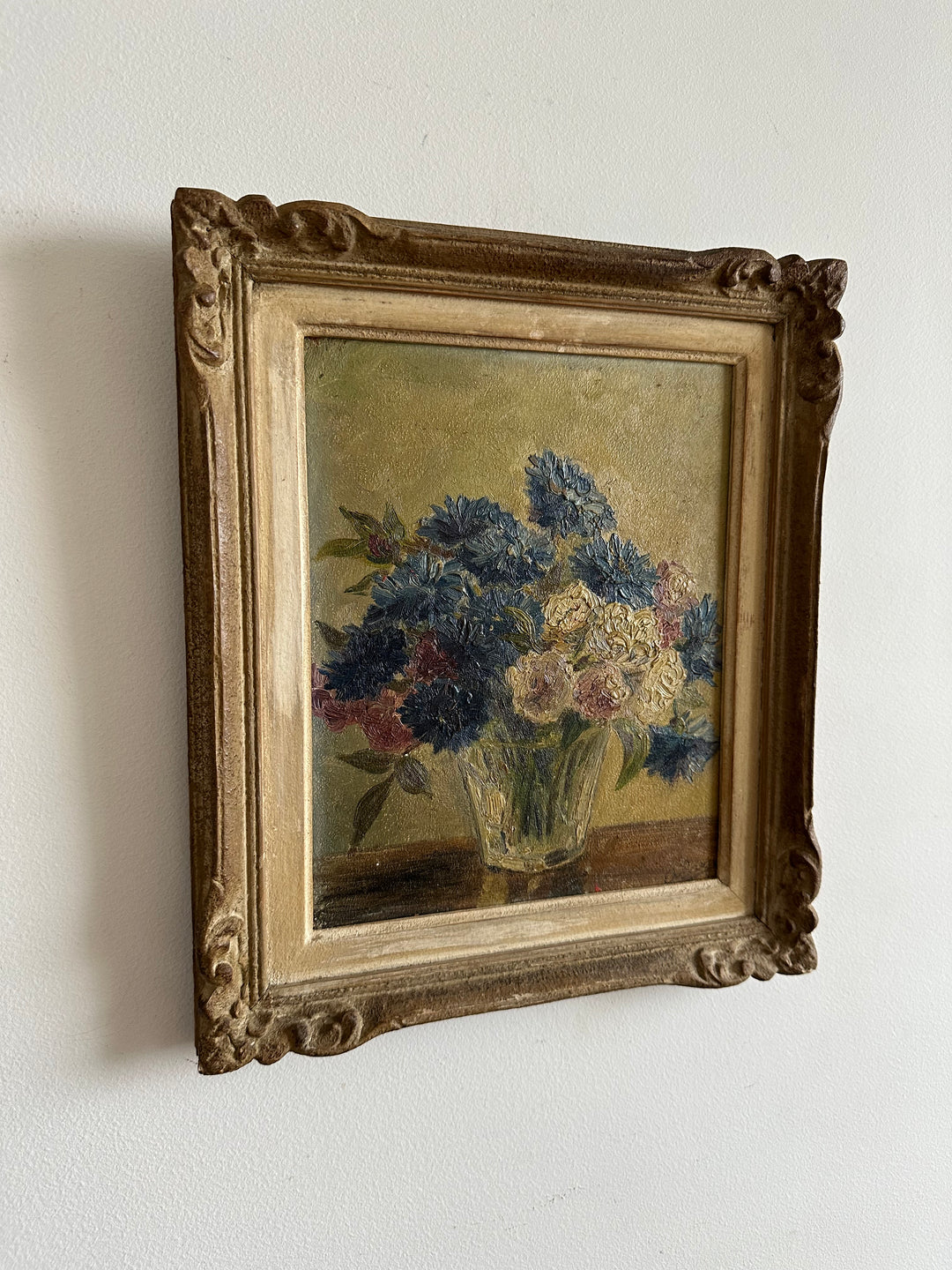 Peinture bouquet de fleurs bleues et blanches encadrée années 50