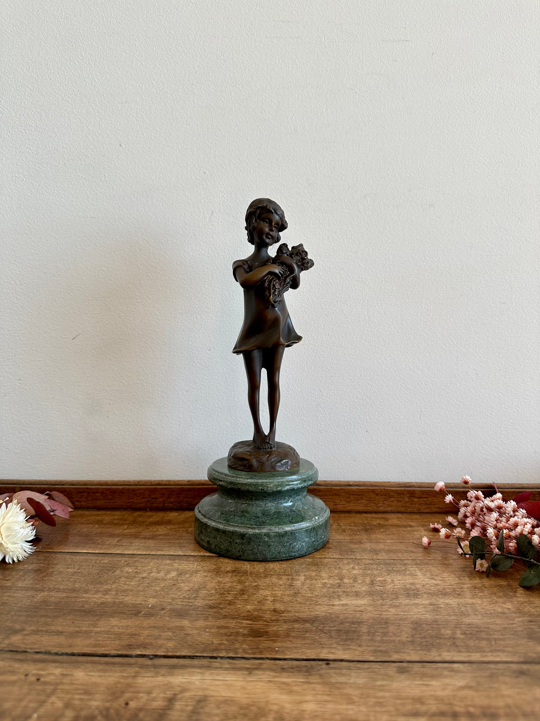 Statuette signée petite fille aux fleurs en bronze 1910