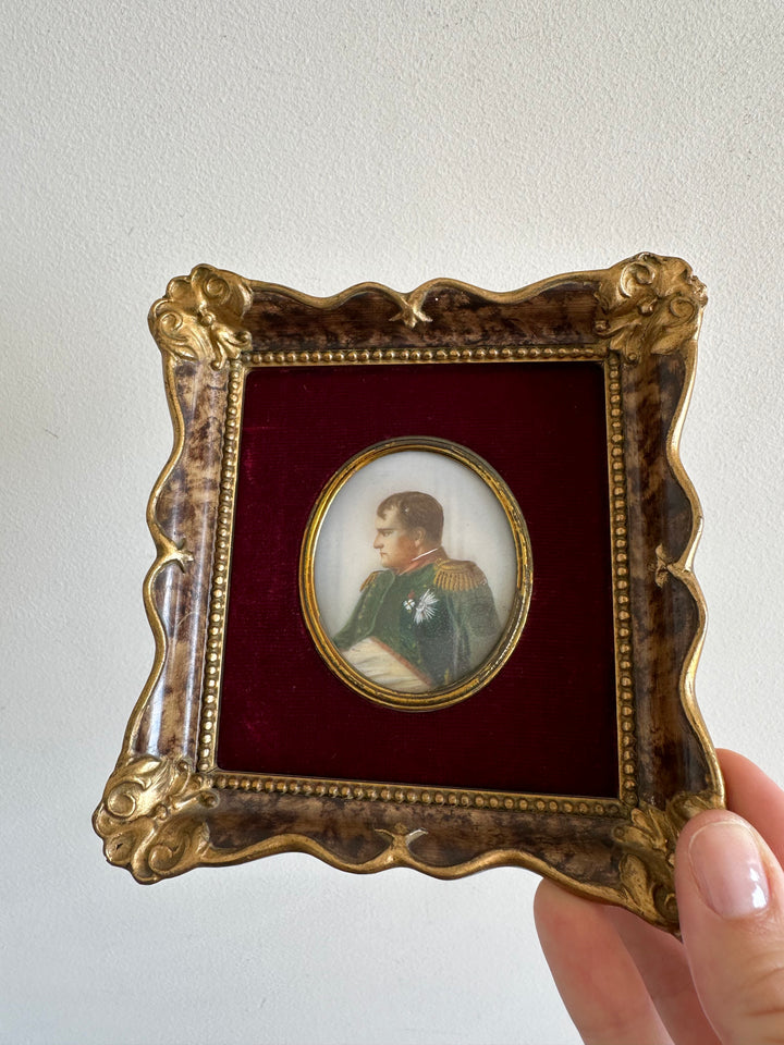 Miniature sur porcelaine Empereur Napoléon bonaparte sur velours rouge