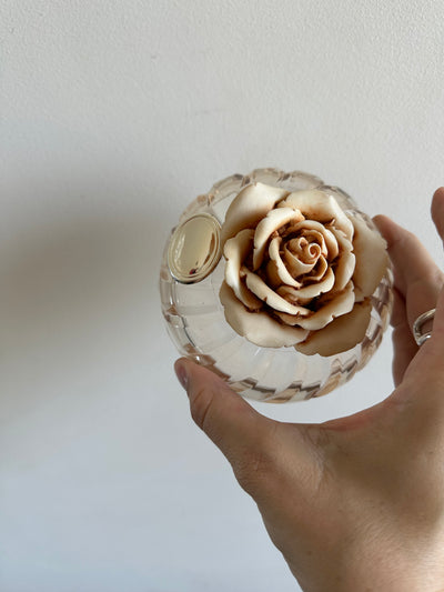 Bonbonnière en verre ornement rose sculpté