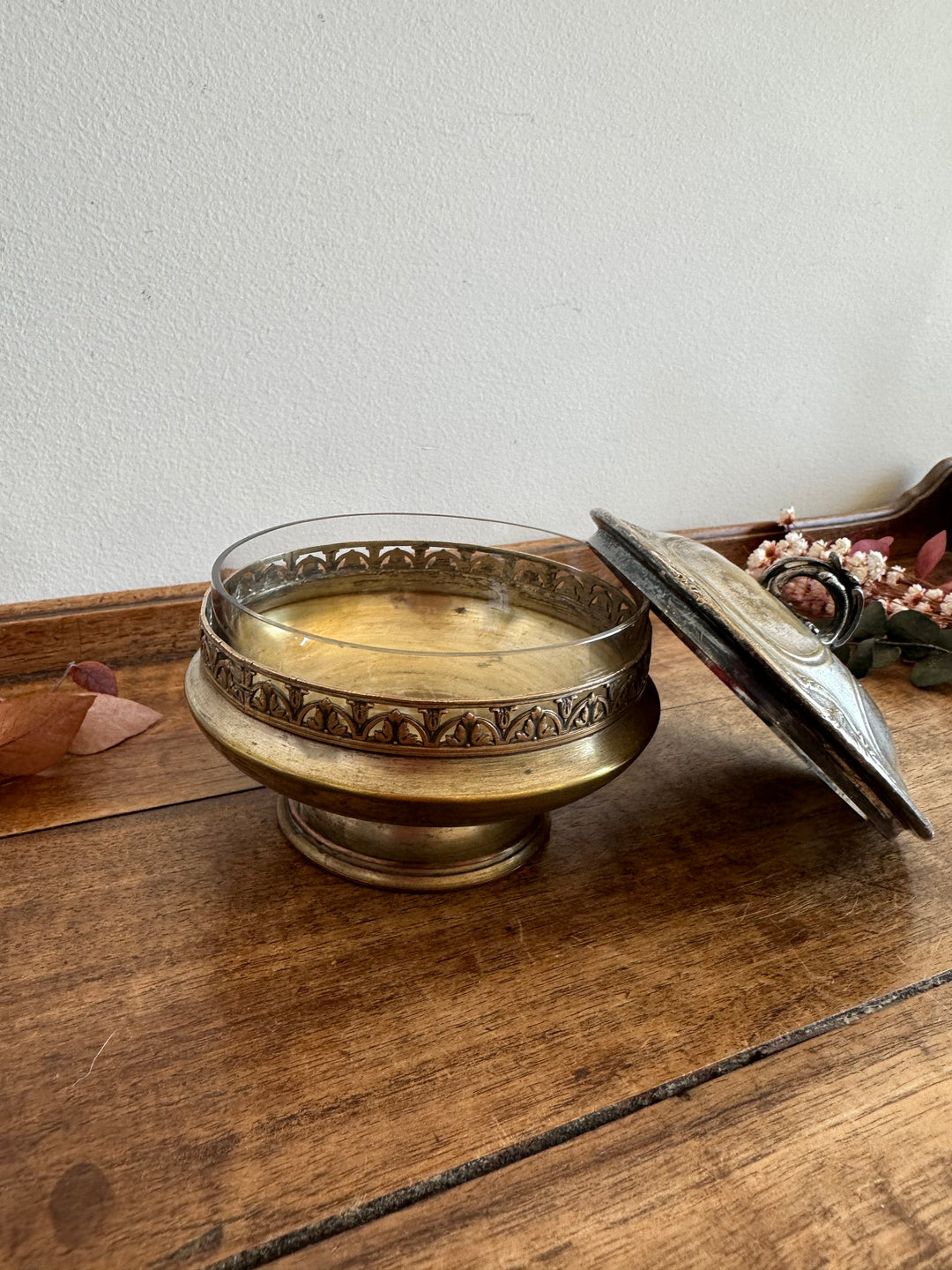 Bonbonnière sur pied en métal argenté et verre avec couvercle