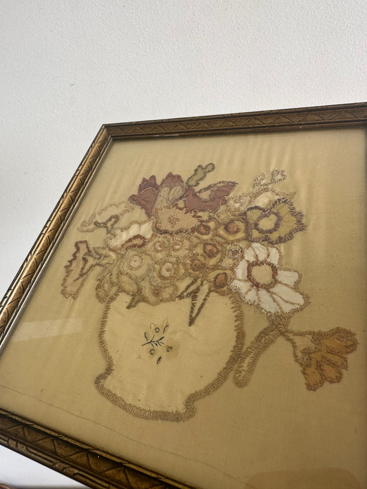 Broderie Anglaise sur tissu bouquet de fleurs encadré 1900