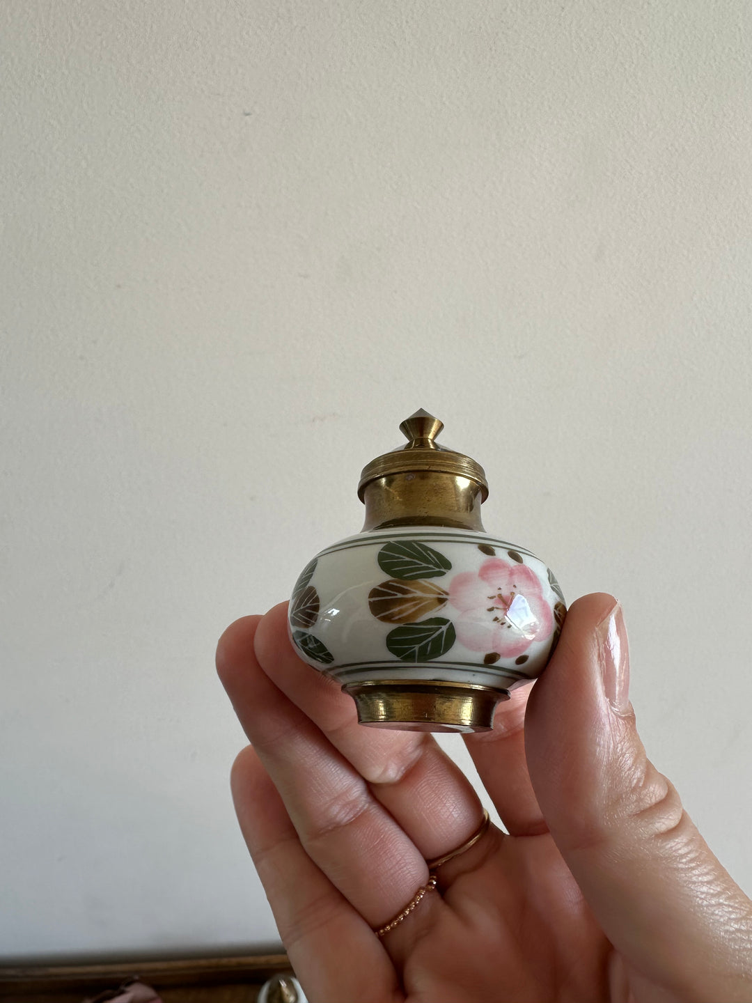 Salière et poivrière en porcelaine peinte