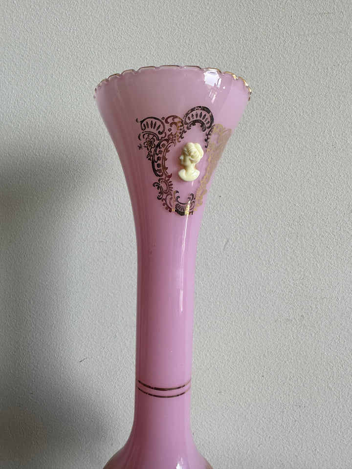 Vase en opaline rose serti d'un camé en résine