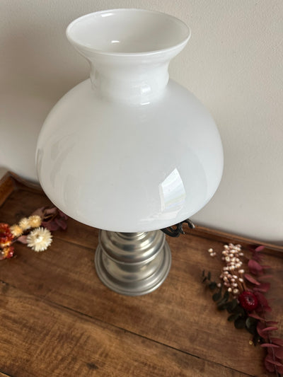 Lampe en étain globe en opaline blanche