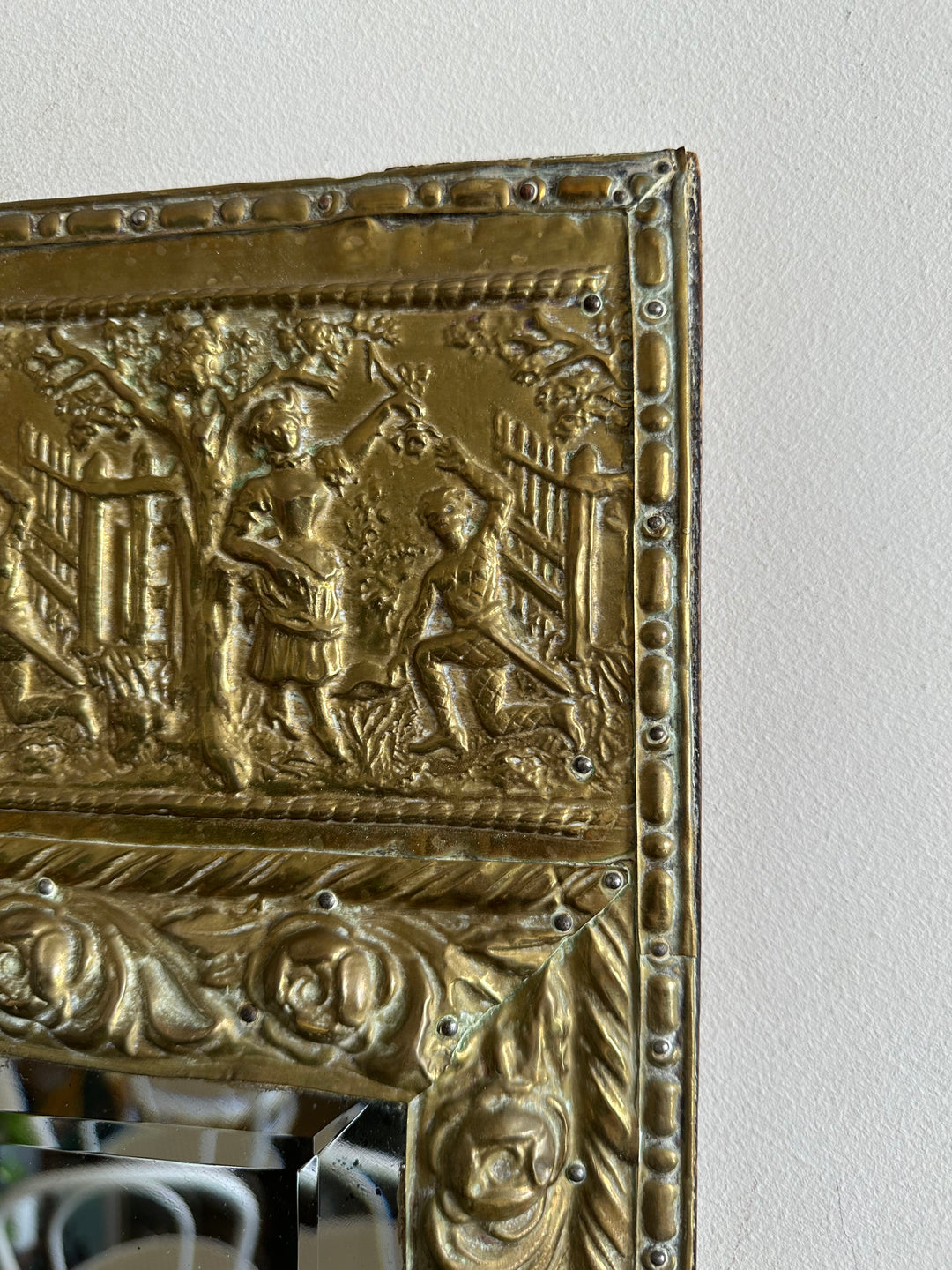 Miroir biseauté rectangulaire années 30 recouvert de laiton repoussé