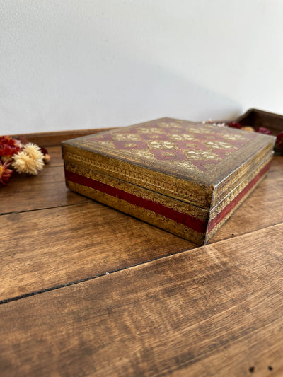 Boite en bois rectangulaire or et rouge décorations style florentin