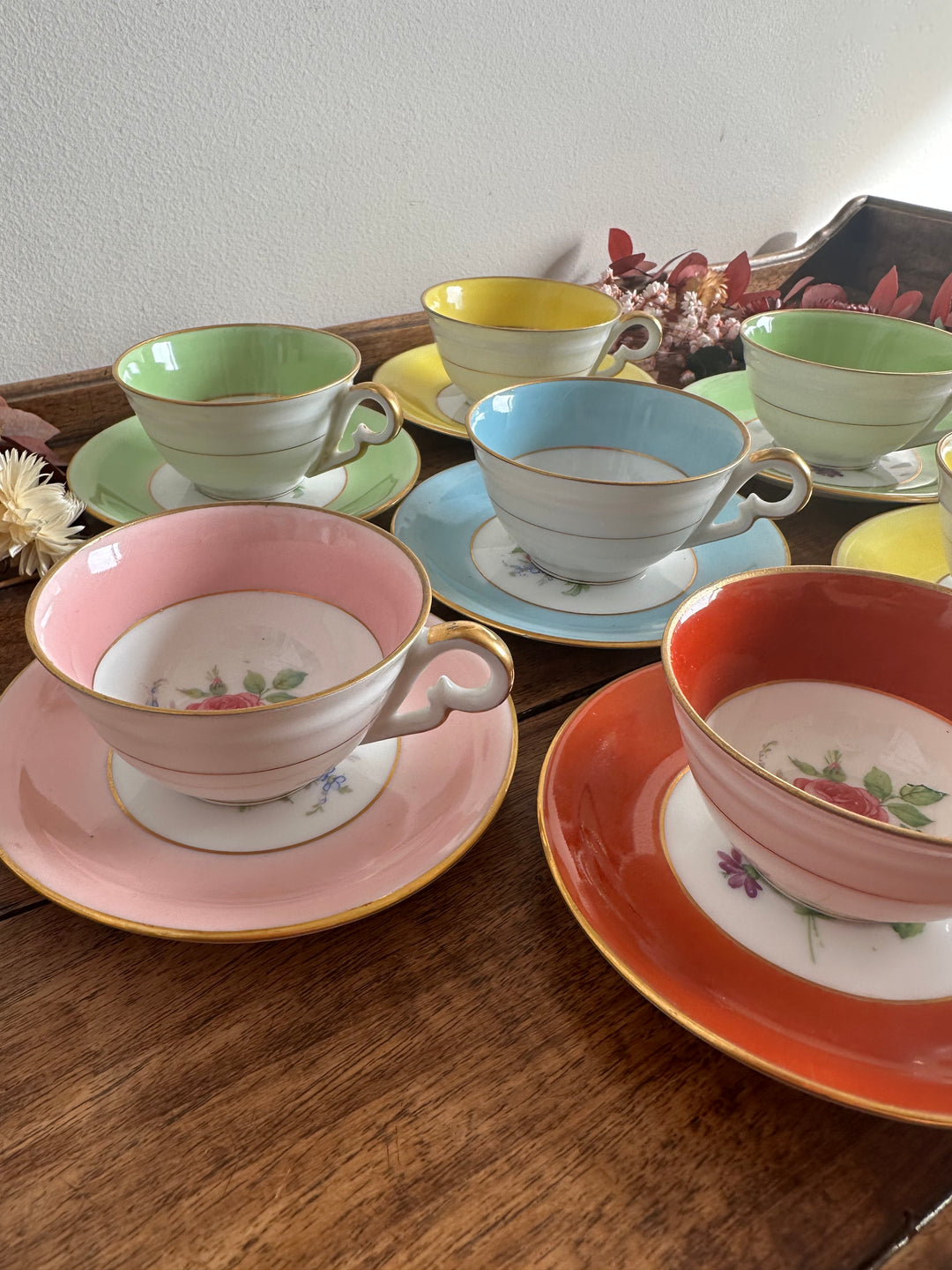 Service à café fleuri en porcelaine colorée