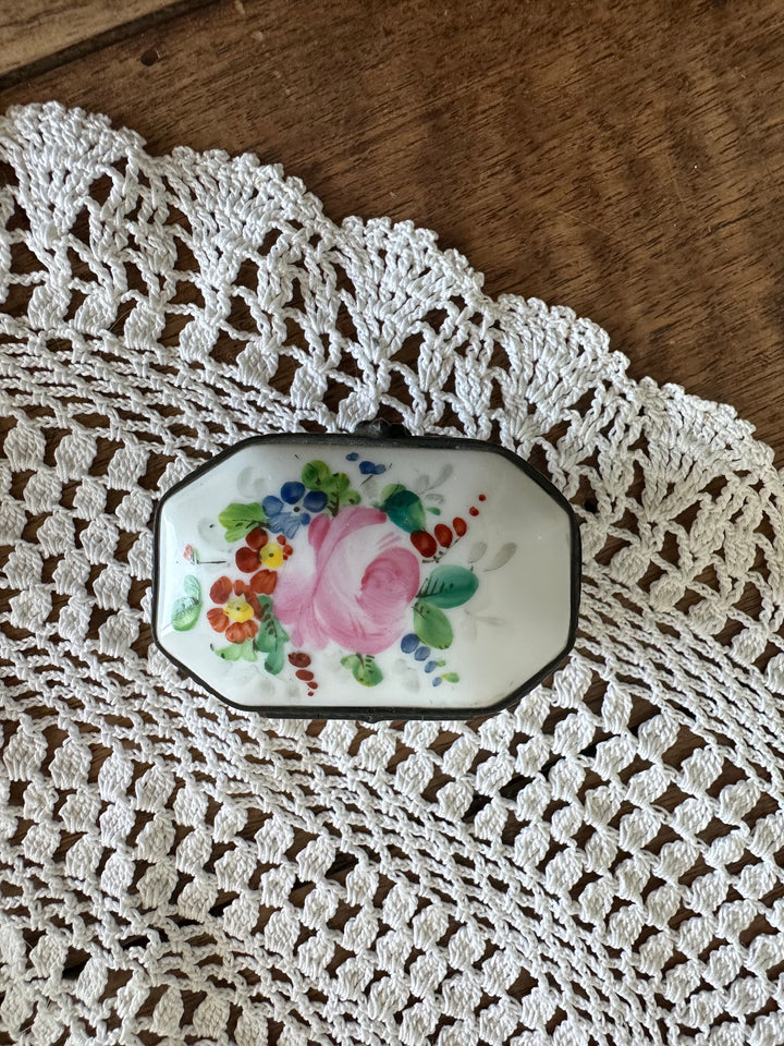 Ensemble de piluliers en porcelaine début XX ème