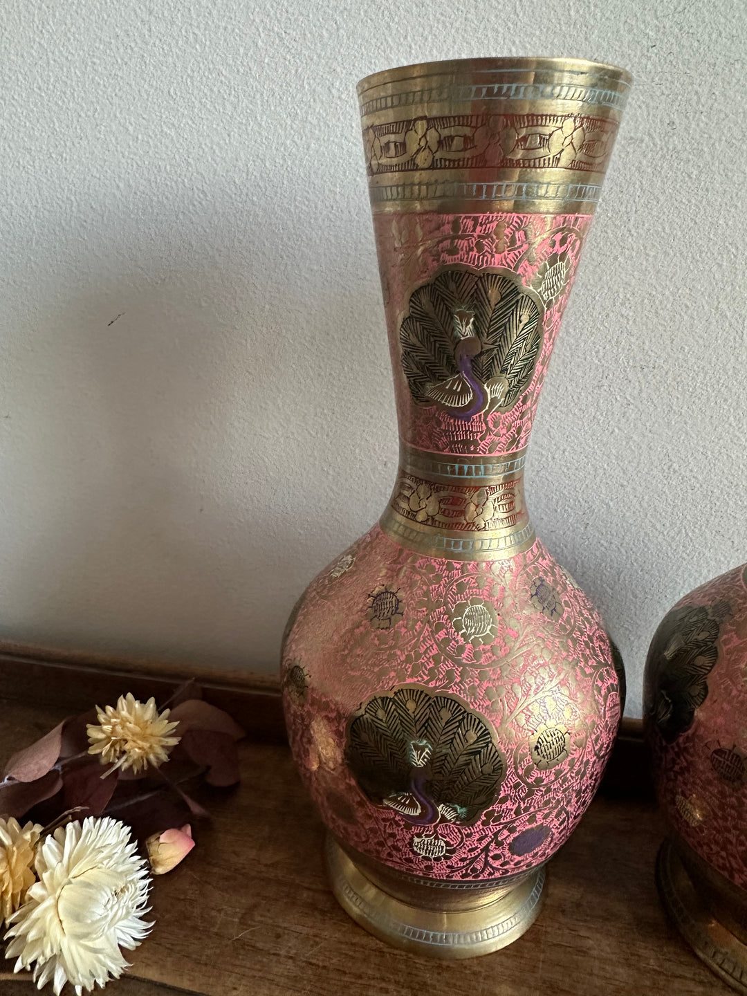 Vase en laiton repoussé tons roses