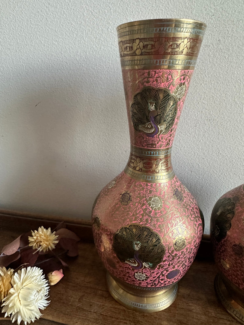 Vase en laiton repoussé tons roses
