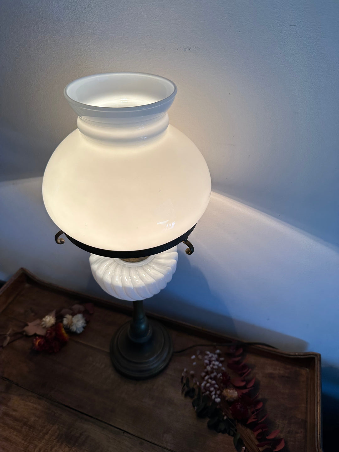 Lampe à pétrole électrifiée en opaline blanche taille XL