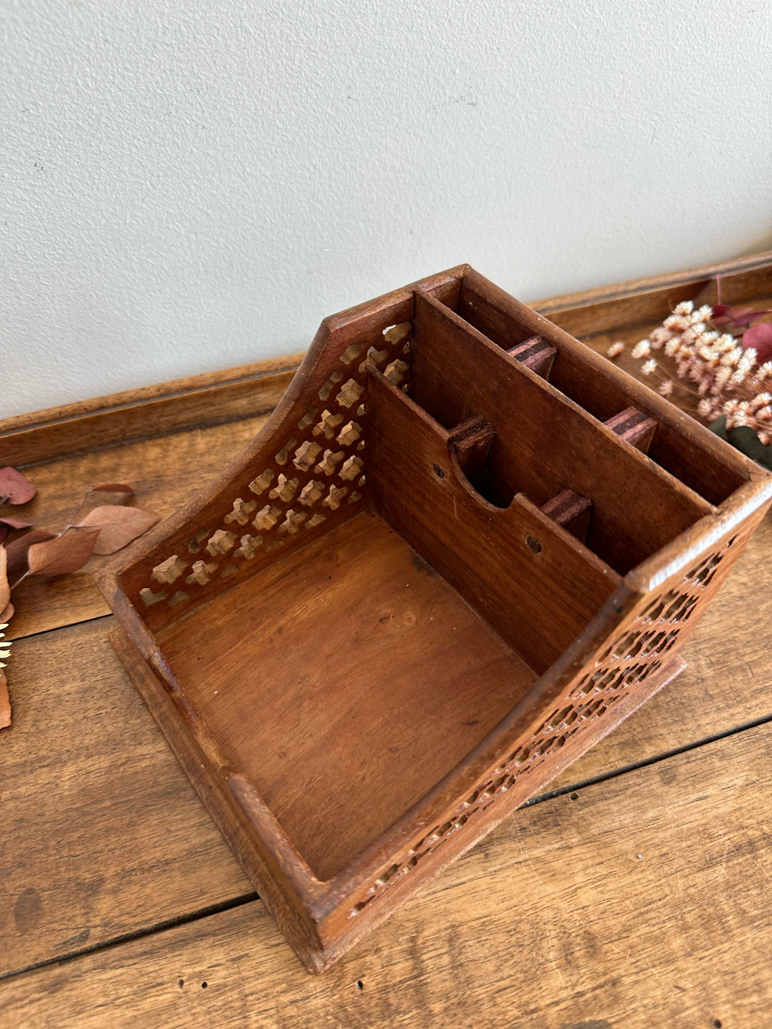 Range courrier artisanal en bois ajouré 1960