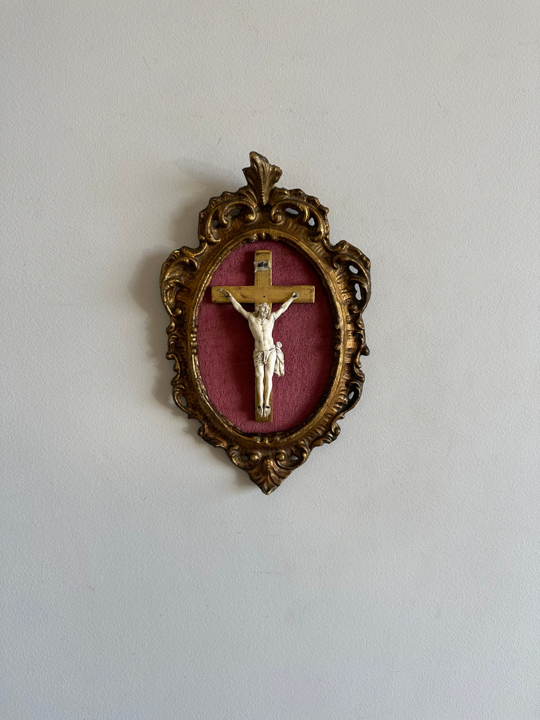 Crucifix en ivoire et bois encadré sur velours rose 19 eme