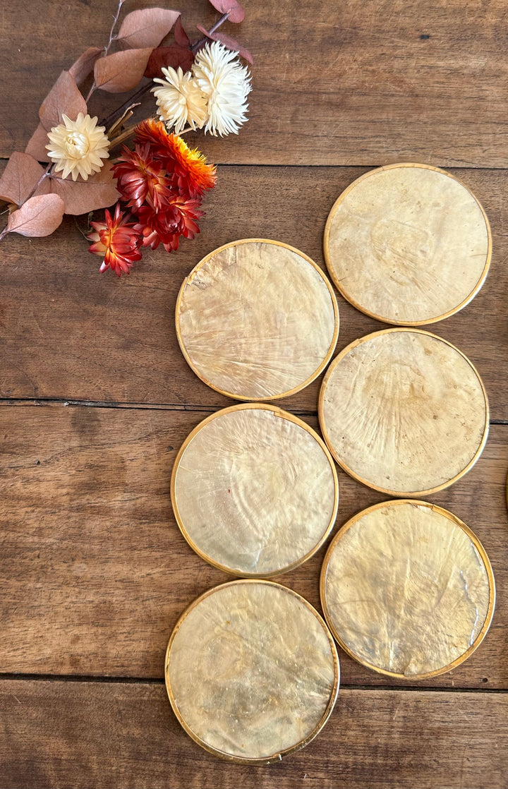 Sous-verres en nacre et liège cerclés de laiton