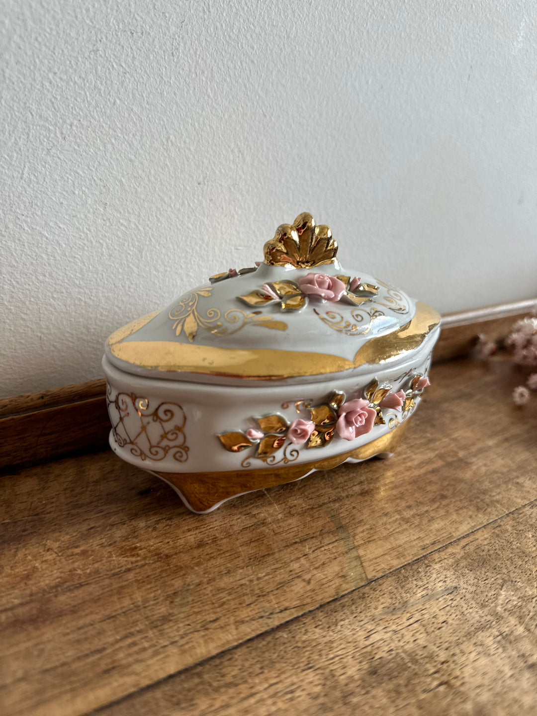 Bonbonnière en porcelaine ornée de roses sculptées