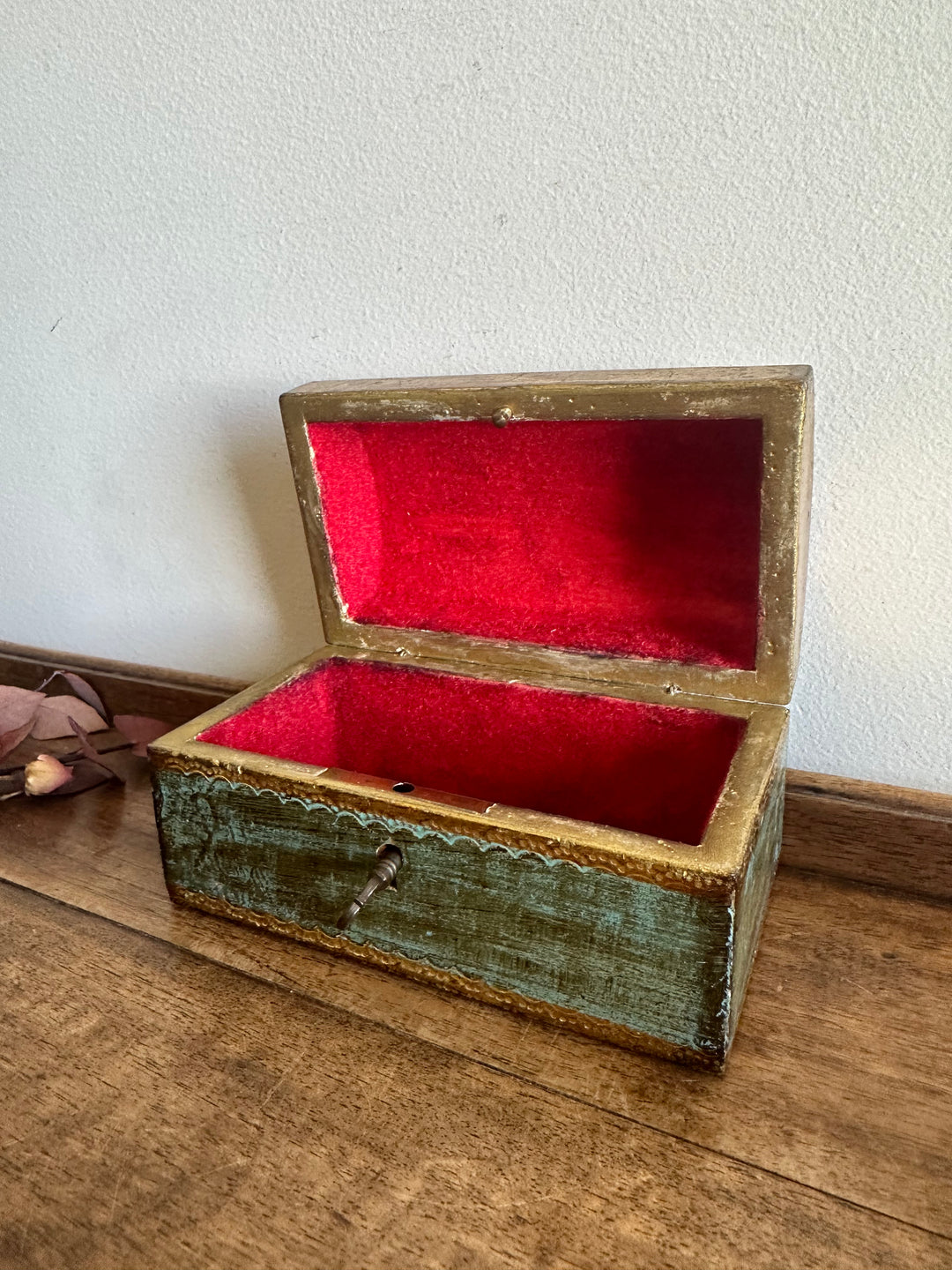 Coffret en bois style florentin intérieur velours rouge