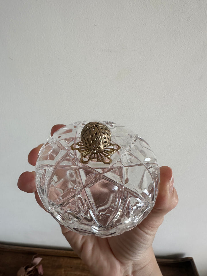 Bonbonnière en cristal surmontée d'une petite fraise