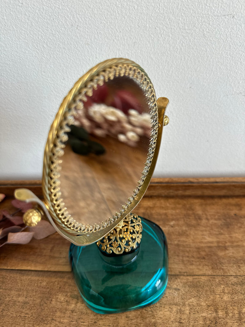 Miroir à poser en laiton dentelé sur socle en verre bleu