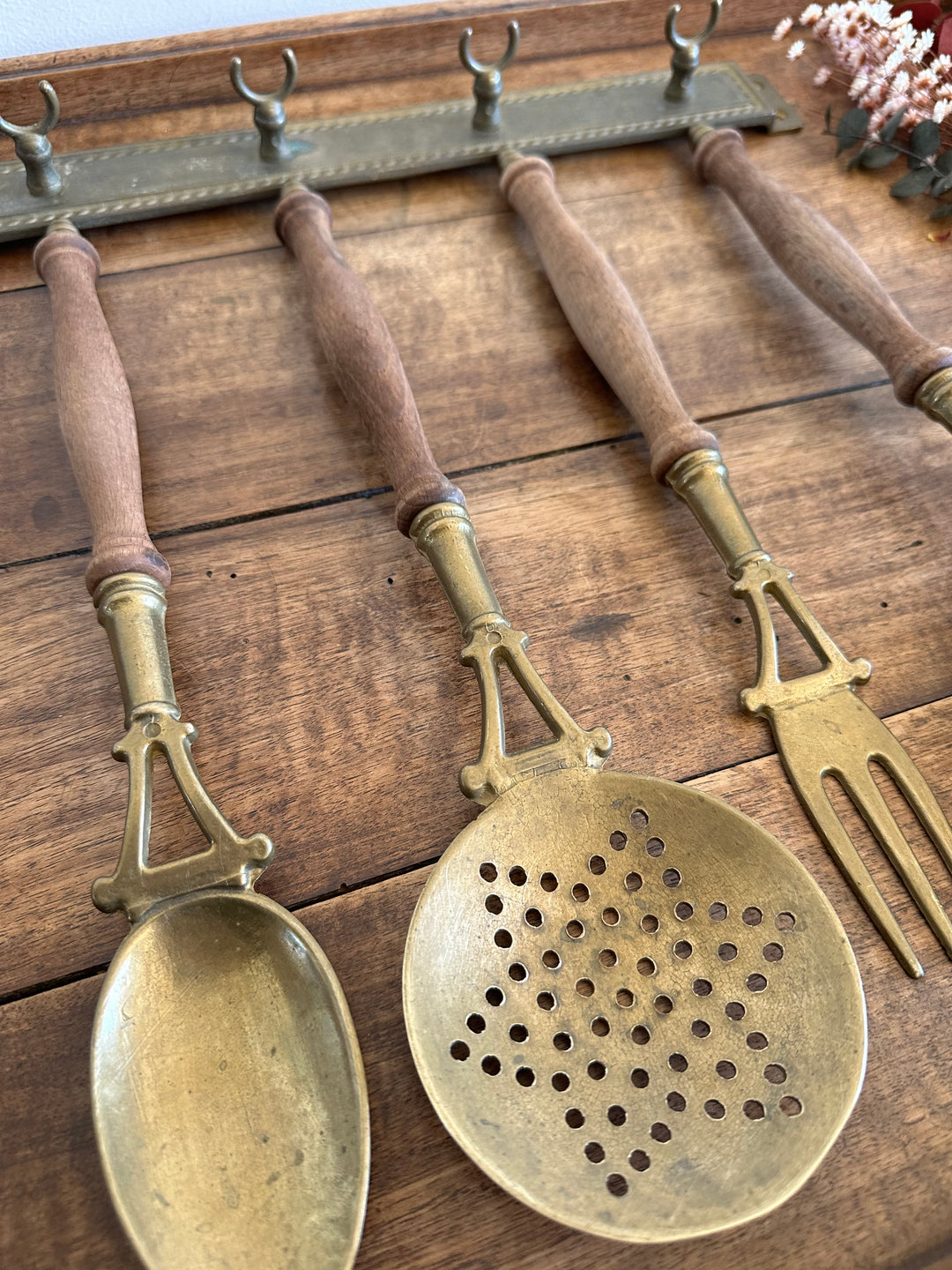 Ustensiles de cuisine en laiton et bois avec présentoir mural en laiton