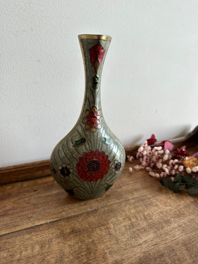 Vase en laiton émaillé motif fleurs rouges