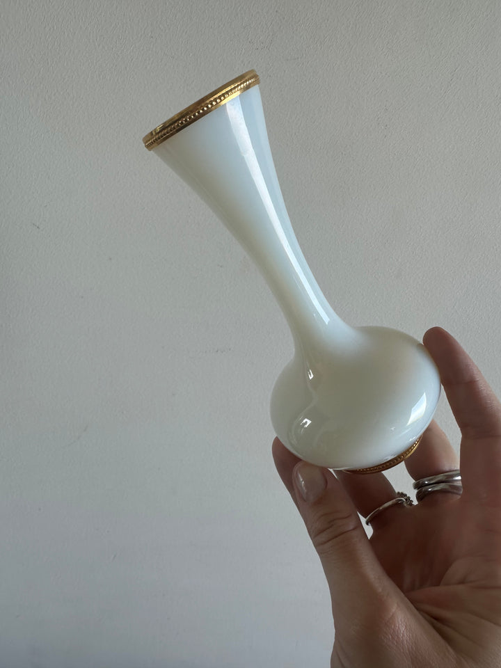 Vase en opaline blanche cerclé de laiton socle et ouverture