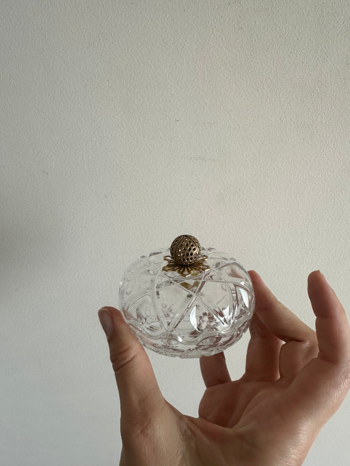 Bonbonnière en cristal surmontée d'une petite fraise