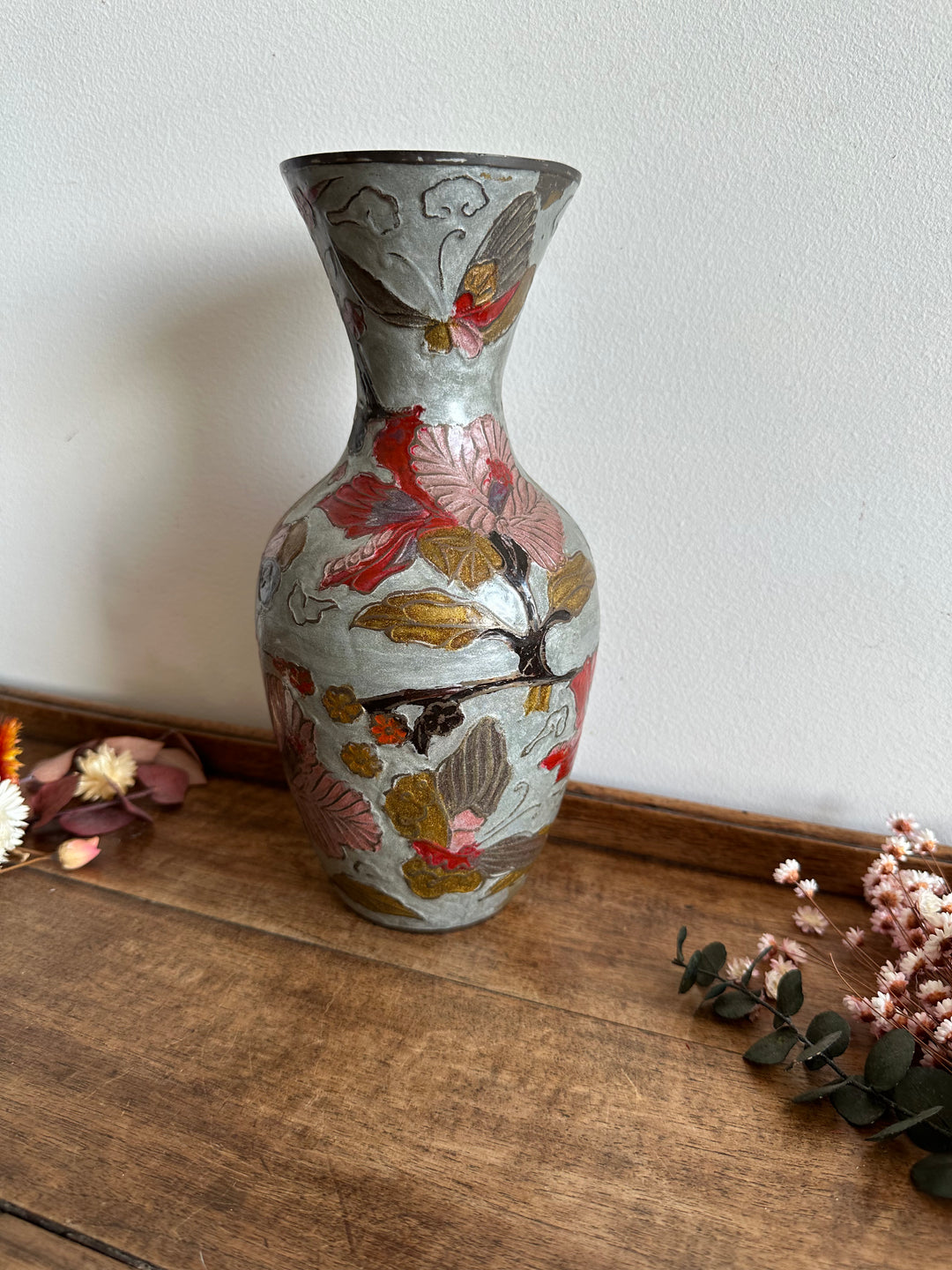 Vase en laiton émaillé fleurs rouge sur fond gris