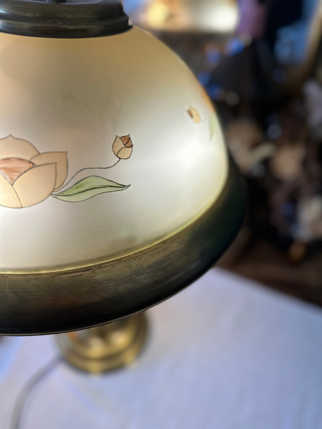 Lampe en laiton globe coupelle gravée de fleurs roses