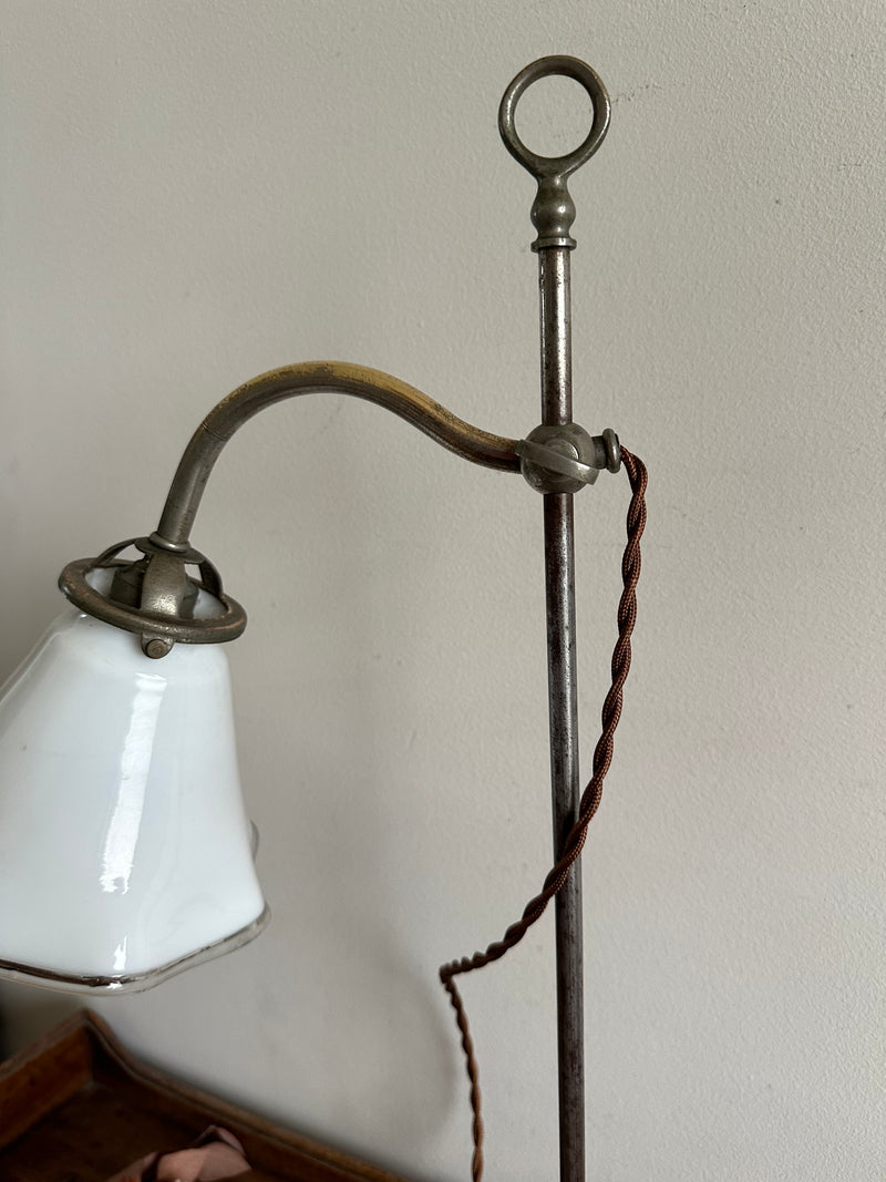 Lampe en acier et opaline blanche années 50