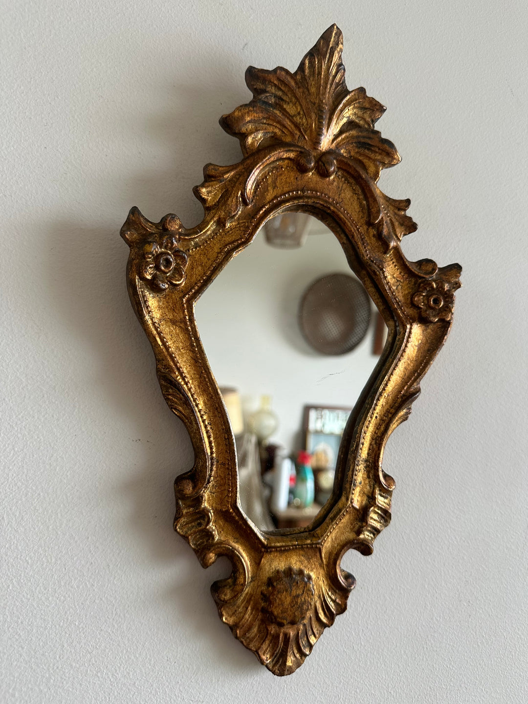 Miroir rocaille en bois doré