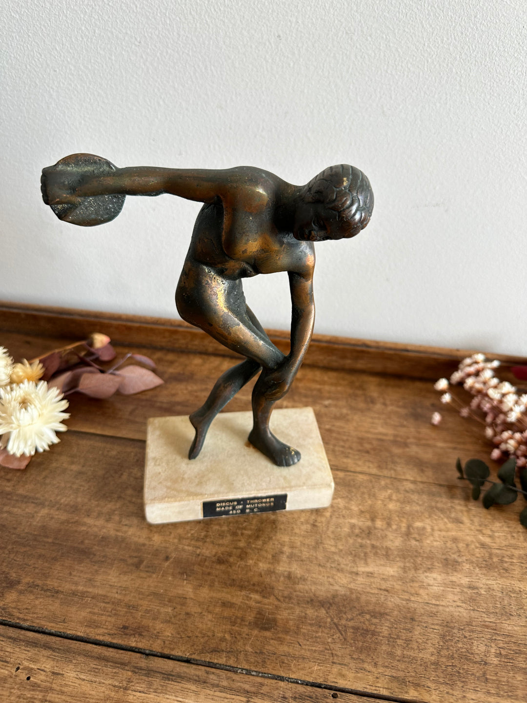 Statuette en bronze sur socle en marbre représentant Discobole