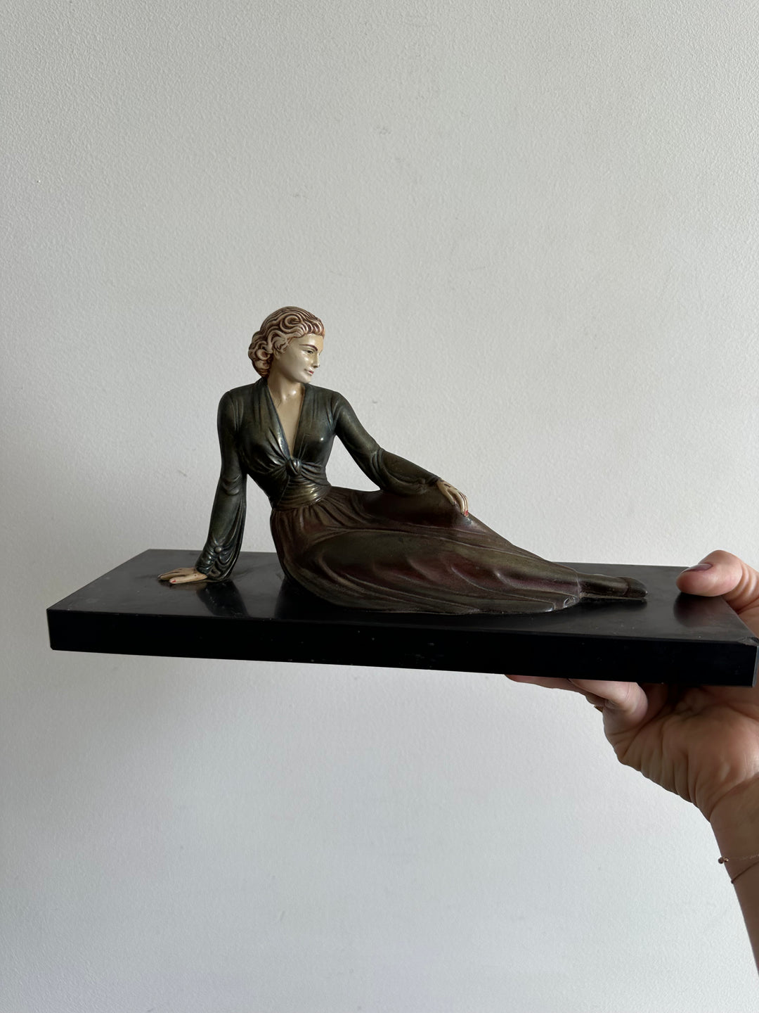 Statuette jeune femme allongée sur le coté en robe longue