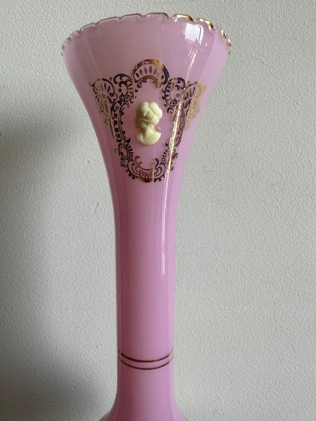 Vase en opaline rose serti d'un camé en résine