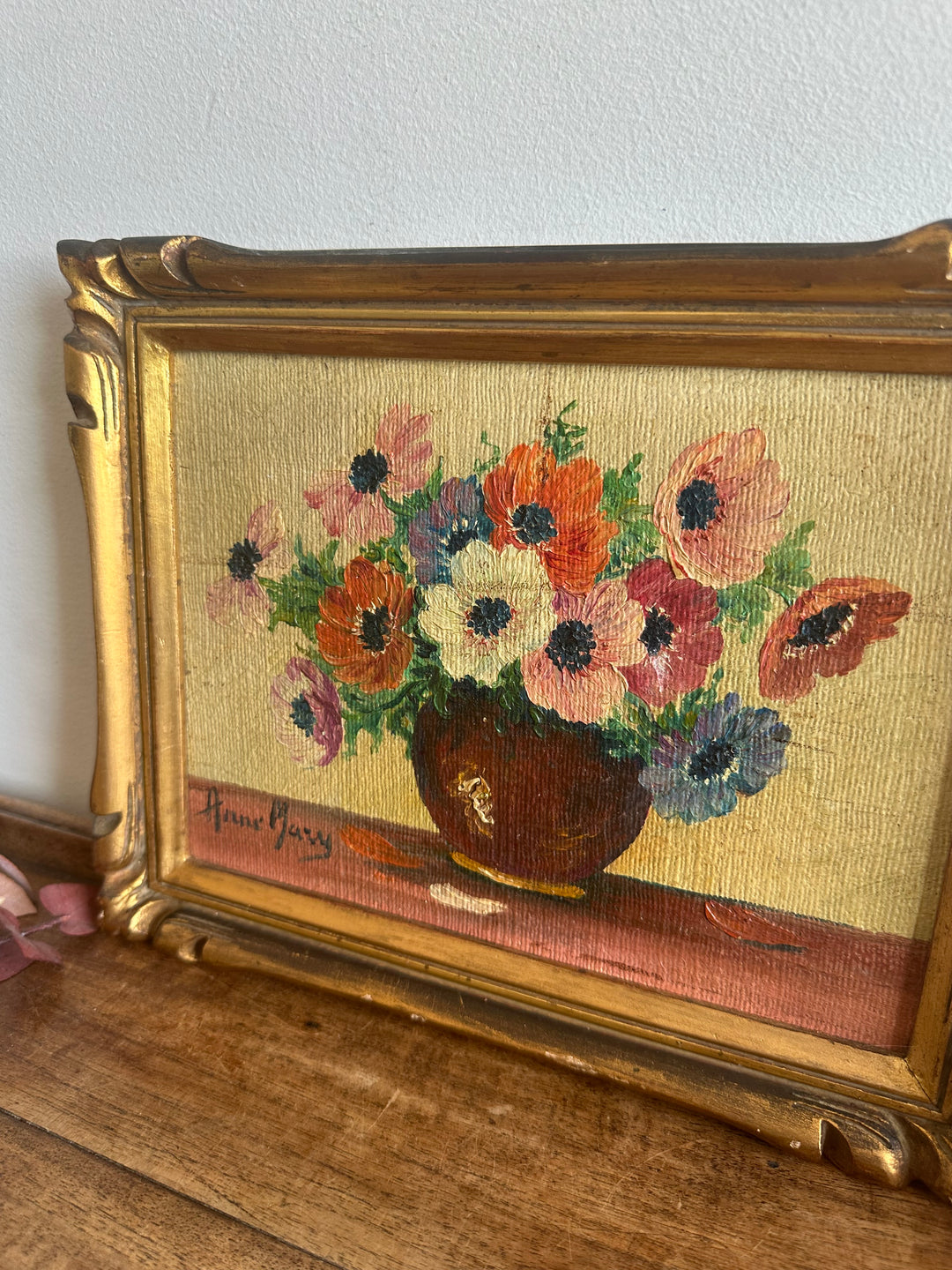 Peinture bouquet de fleurs sur fond jaune cadre en bois doré