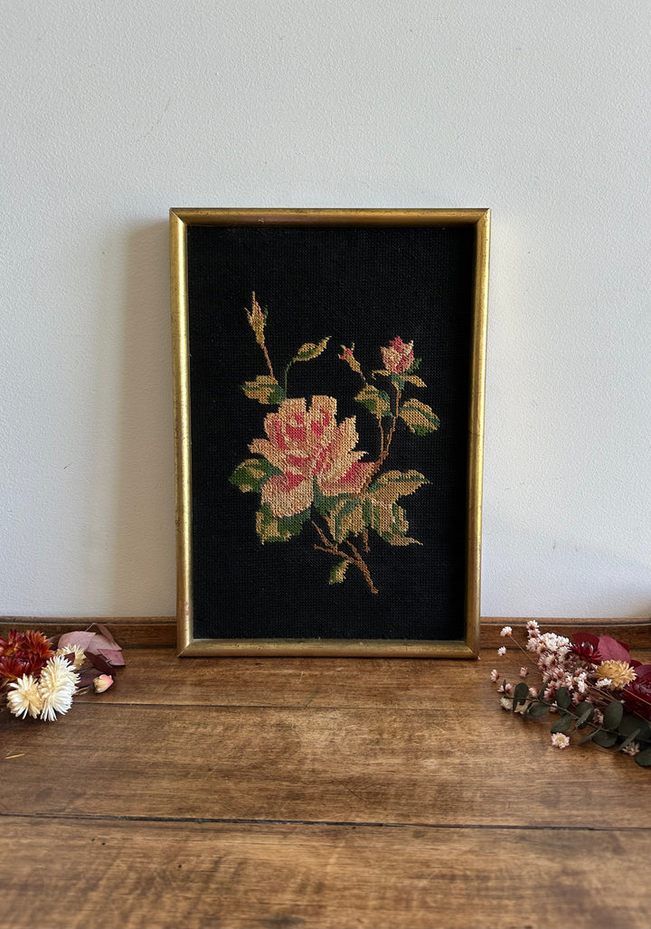 Broderie roses sur fond noir encadrement en bois doré