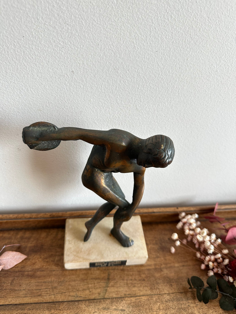 Statuette en bronze sur socle en marbre représentant Discobole