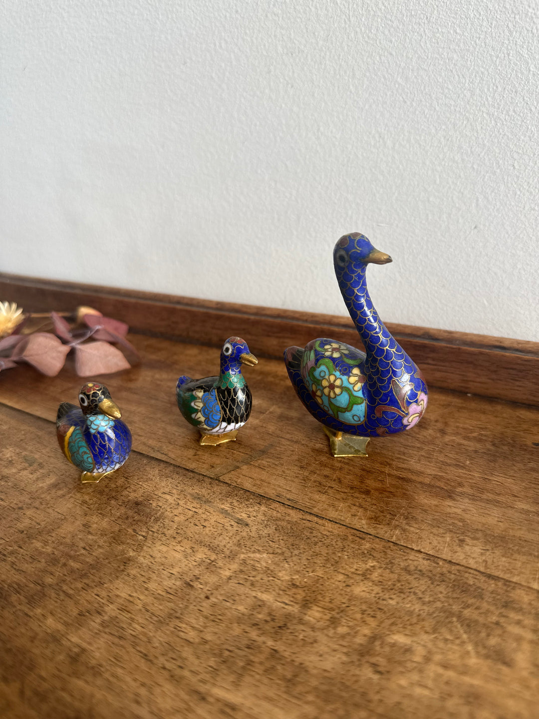 Trio de canards en laiton cloisonné émaillé