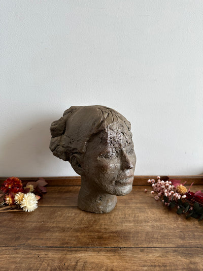 Sculpture en argile visage jeune femme